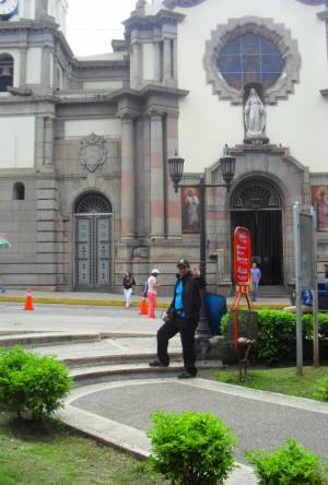 Frente a La Catedral de Mérida