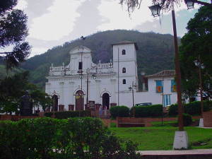 Plaza Bolvar e iglesia