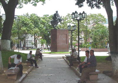 Plaza Bolvar, frente a la catedral