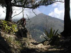 Richtung Osten sieht man den Berghang der zum Pico Naiguata fuehrt
