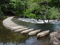 Parque La Llovizna, caminho de pedras diante da cascata