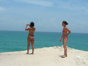 Meninas observando praia Parguito