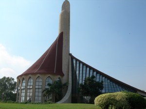 Moderne Kirche in der Circunvalacin 2