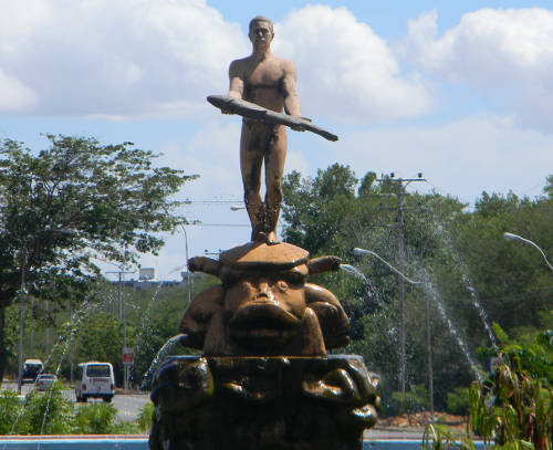Statua all'entrata della citt in Cuman